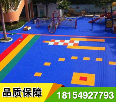 學(xué)校,幼兒園專用兒童地板是采用聚氯乙烯材料專門為運動場地開發(fā)的一種運動地板,詳細(xì)即是以聚氯乙烯及其共聚樹脂為首要原料,參加填料,增塑劑,安穩(wěn)劑,著色劑等輔料生產(chǎn)而成.